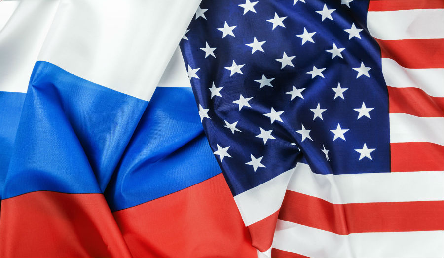 Bendera Rusia dan AS.