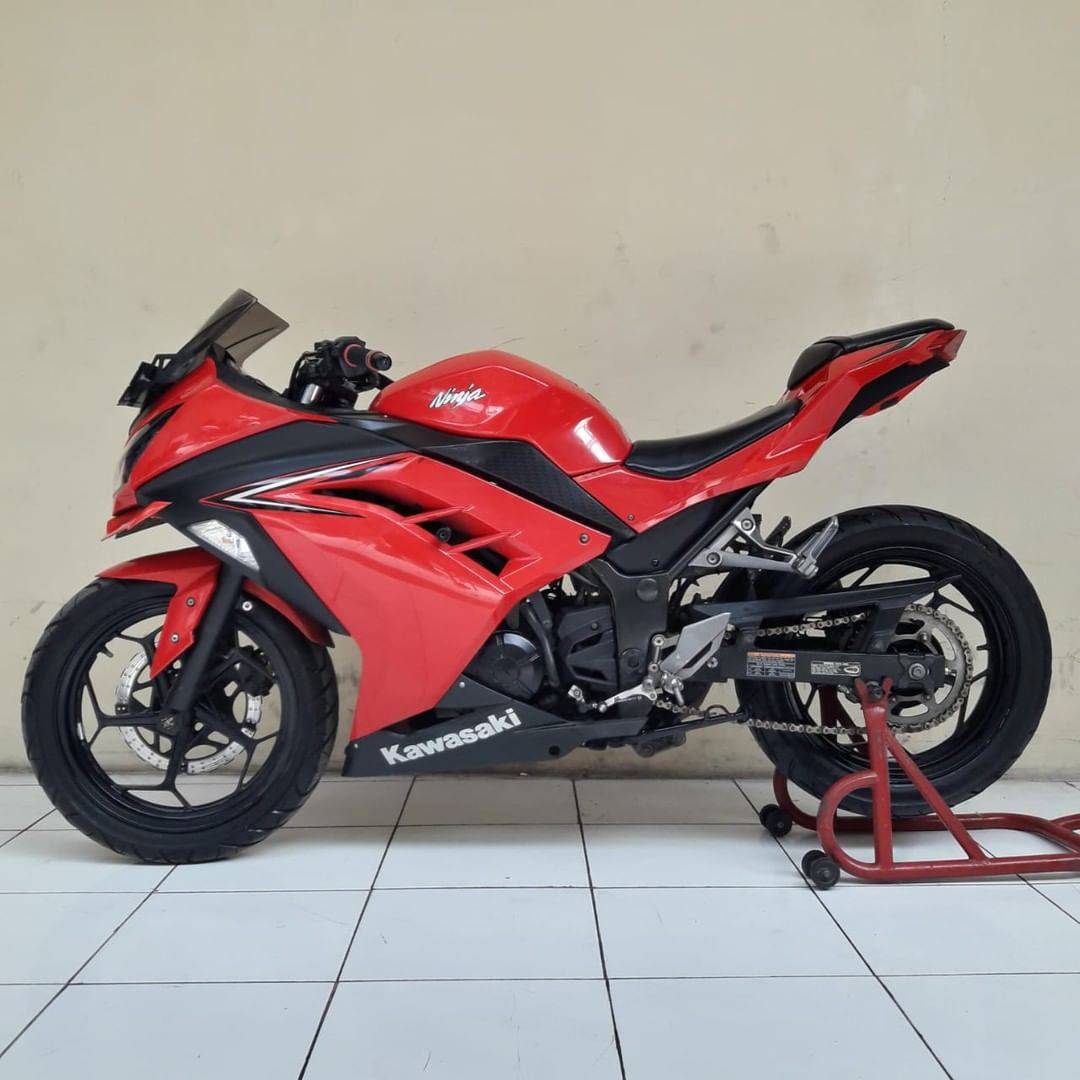 Ninja 4 Tak dikenal montor anak orang berpunya dimasanya desainnya yang sporty menambah keindahan montor