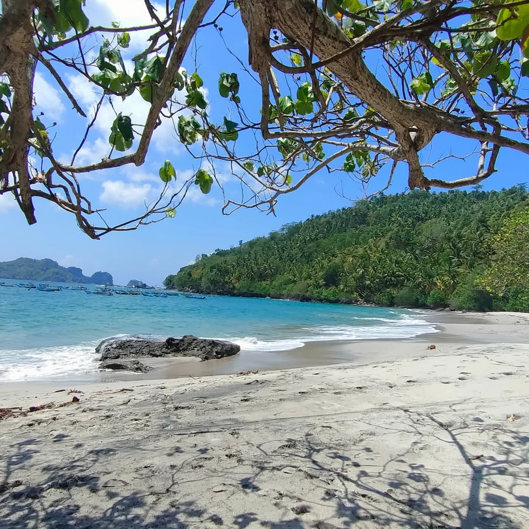 Pantai Ngampiran (Gambar: Instagram @roozamay)