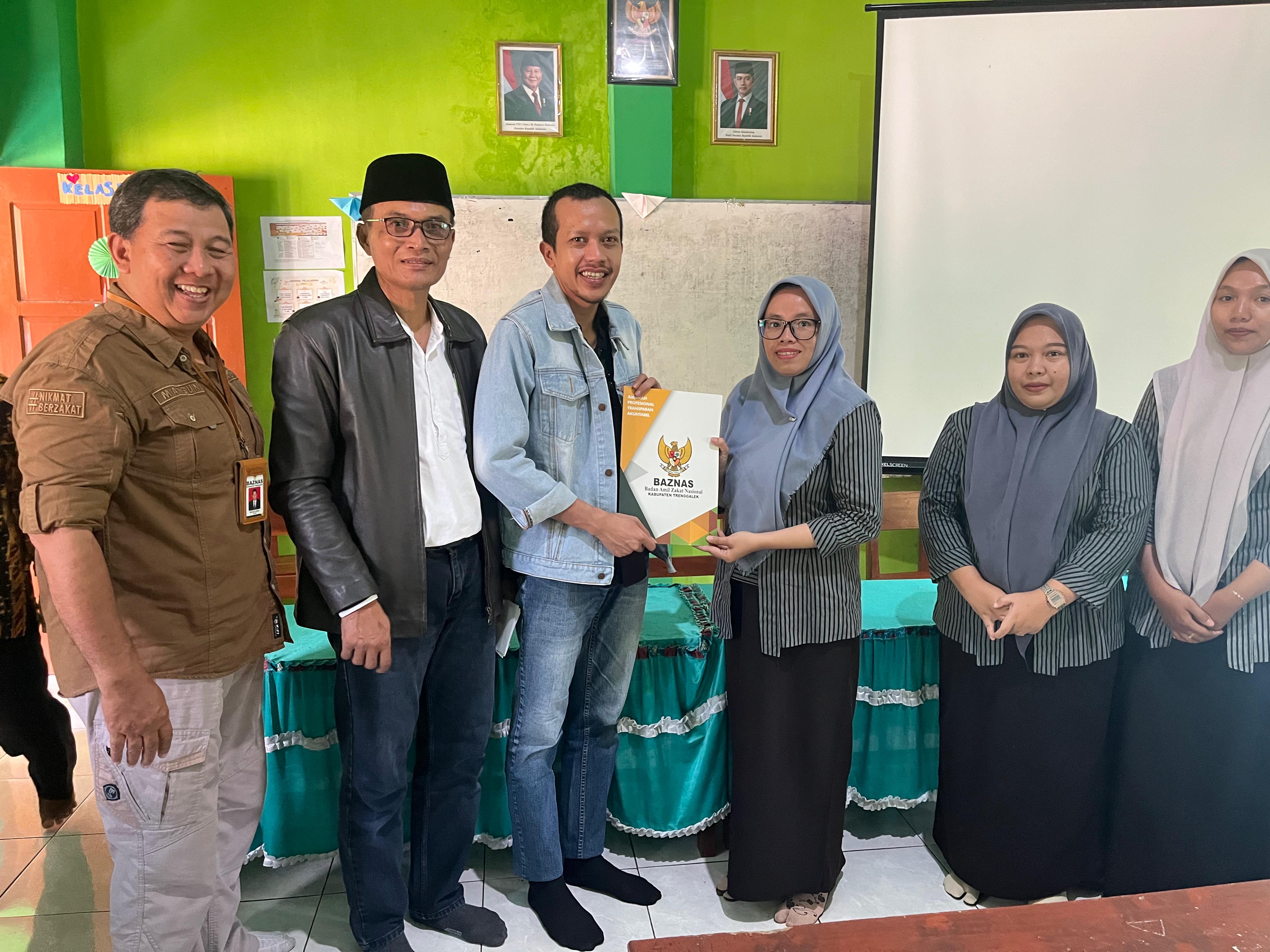 Wakil Bupati Trenggalek, Syah M. Natanegara didampingi Ketua Baznas Mahsun Ismail dan Kepala Kankemenag Trenggalek memberikan bantuan kepada guru ngaji dan madin.