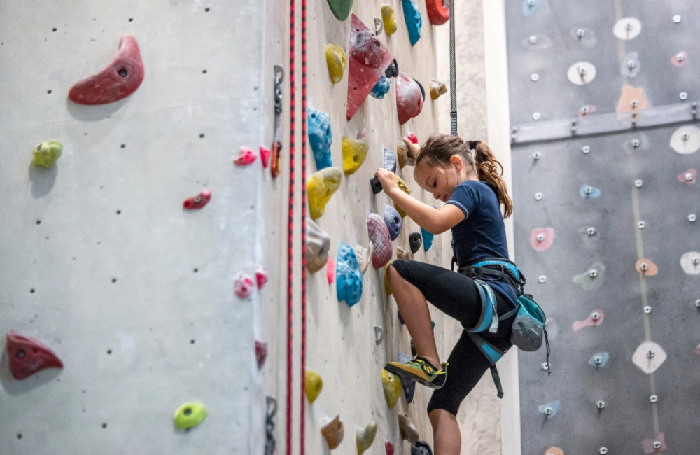 Selain tantangan adrenalin, lokasi wall climbing juga menghadirkan pemandangan yang Instagrammable.