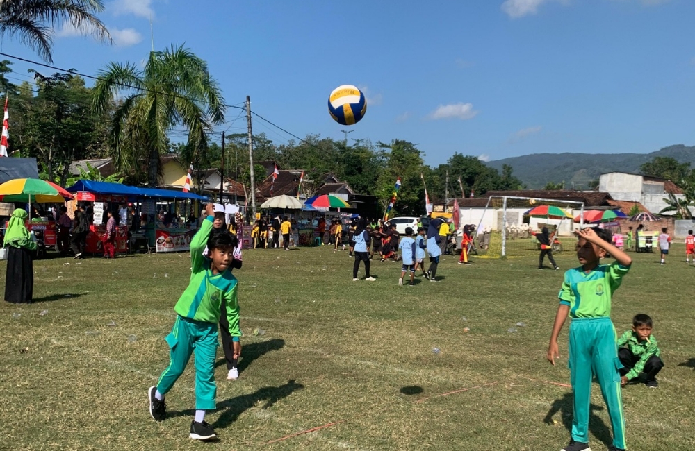 Anak anak semangat mengikuti lomba