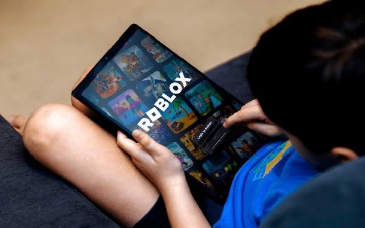 Ilustrasi anak bermain Roblox terlalu lama. Orang tua perlu mengatur durasi bermain demi kesehatan anak.