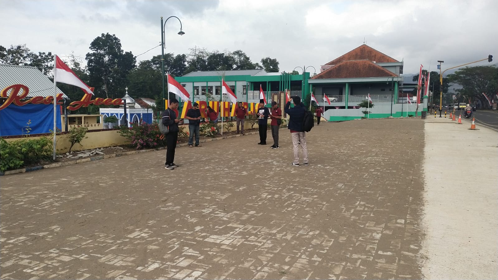 Tampak orang dari luar daerah singgah di rest area baruharjo