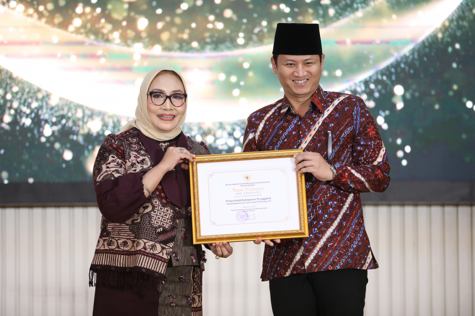 Bupati Trenggalek, Moch. Nur Arifin menerima penghargaan KLA yang diberikan Menteri PPPA, Arifah Fauzi.