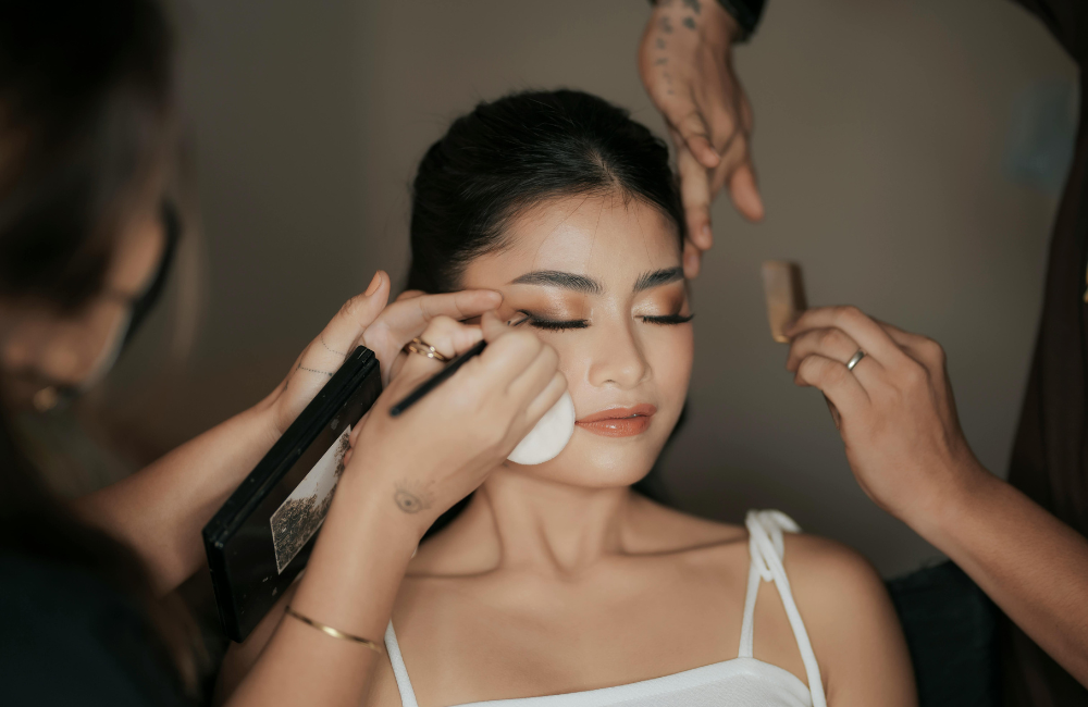 Dengan menghindari kesalahan ini, makeup Anda akan memberikan efek segar dan youthful.