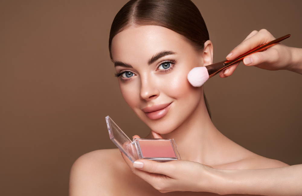 Hemat biaya sekaligus tetap tampil stunning? Bisa banget dengan DIY makeup hacks ini.