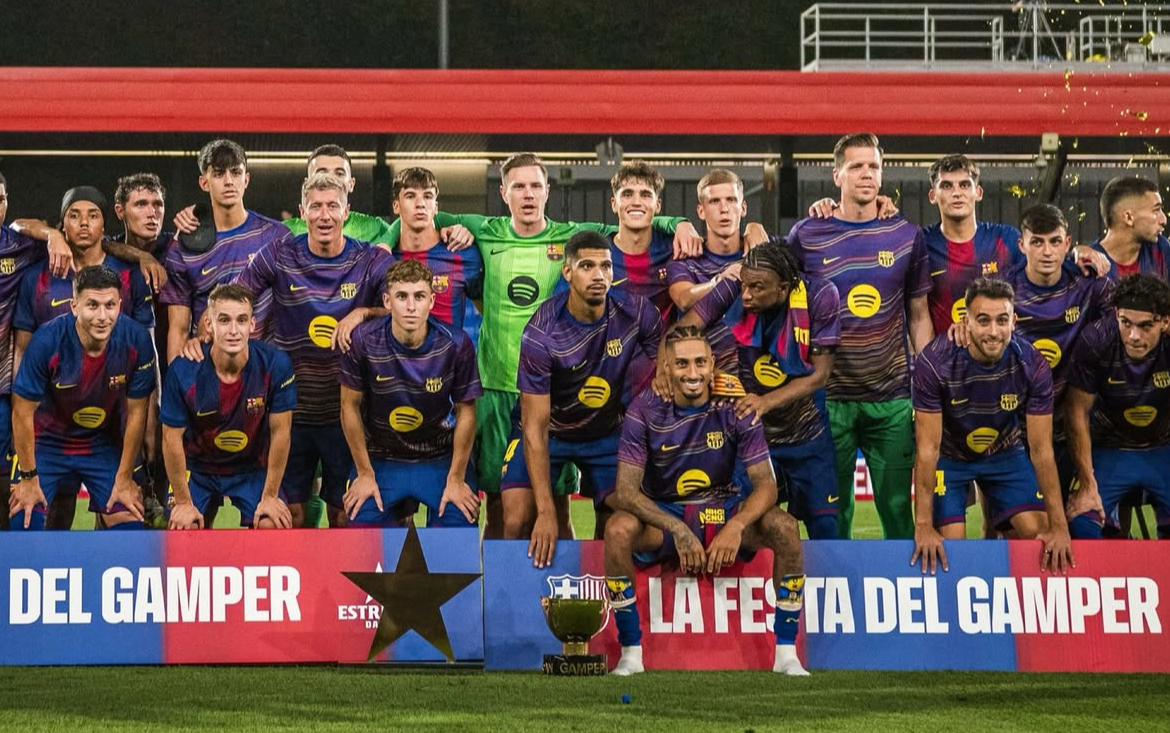 Fermin Lopez, Lamine Yamal, dan seluruh skuad Barcelona merayakan kemenangan 5-0 atas Como di Joan Gamper Trophy 2025.