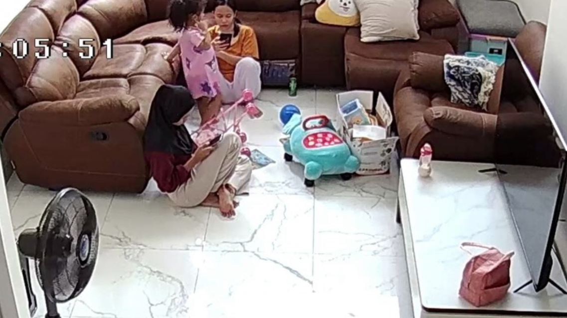 Video CCTV yang viral menunjukkan kekerasan babysitter terhadap bayi anak selebgram Afifah Riyad, memicu kemarahan netizen.
