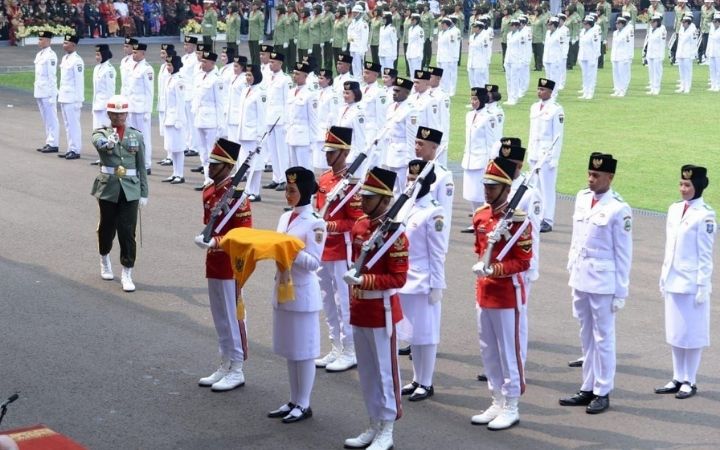 Calon Paskibraka Nasional 2025 dari 38 provinsi berlatih bersama sebagai persiapan mengibarkan bendera merah putih pada upacara HUT ke-80 RI di Istana Merdeka.
