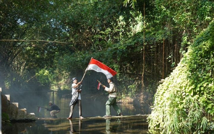 Memutar lagu-lagu perjuangan sambil mengibarkan bendera Merah Putih menjadi cara menyemarakkan sekaligus menghargai jasa para pahlawan bangsa.