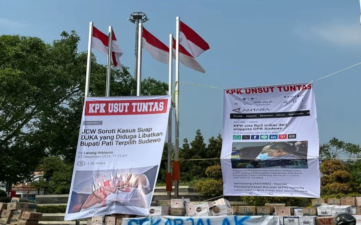 Banyak masyarakat   membentangkan poster yang ditujukan Bupati Pati atas kenaikan PBB hingga 250 persen.