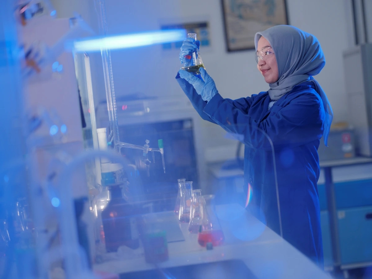 Ilustrasi penggunaan toluena di laboratorium dengan pengawasan ketat.