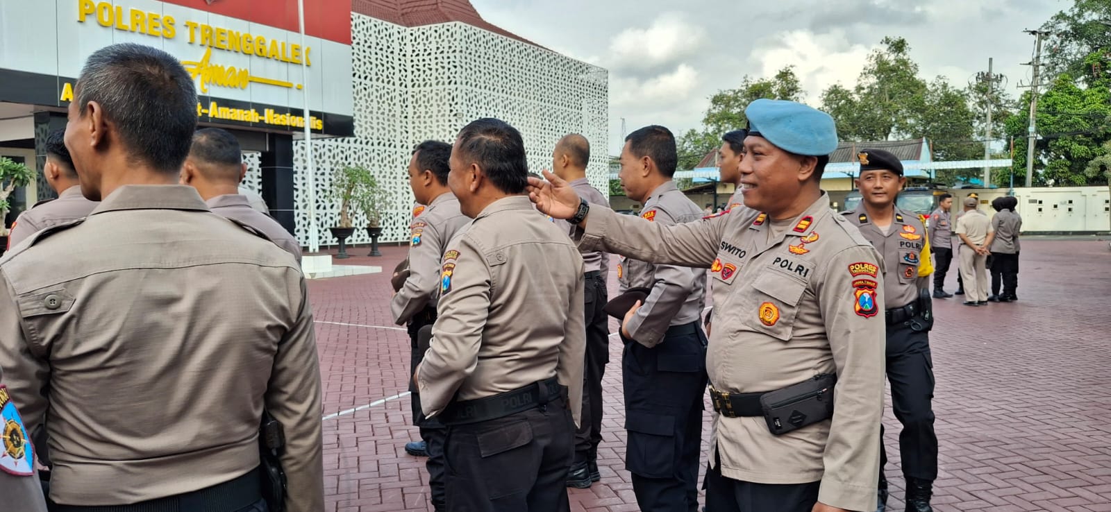 Anggota Si Propam menunjukan seorang polisi yang perlu potong rambut segera