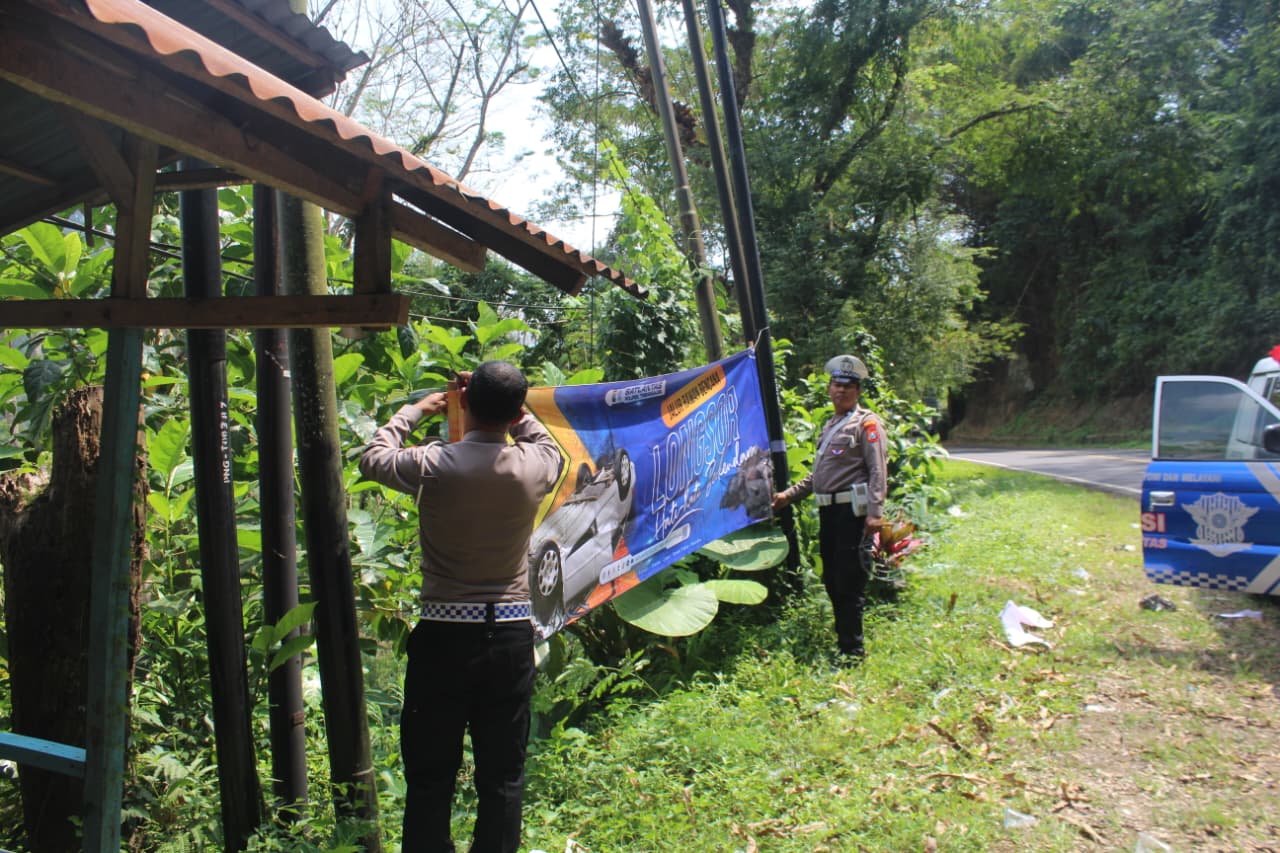 Polisi memasang papan imbauan di Jalur Trenggalek- Ponorogo