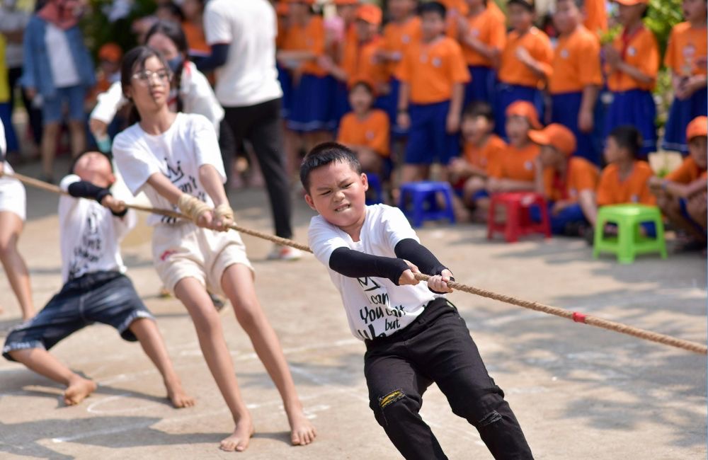 Lomba ini tidak hanya menguji kekuatan fisik, tetapi juga strategi dan kekompakan tim.