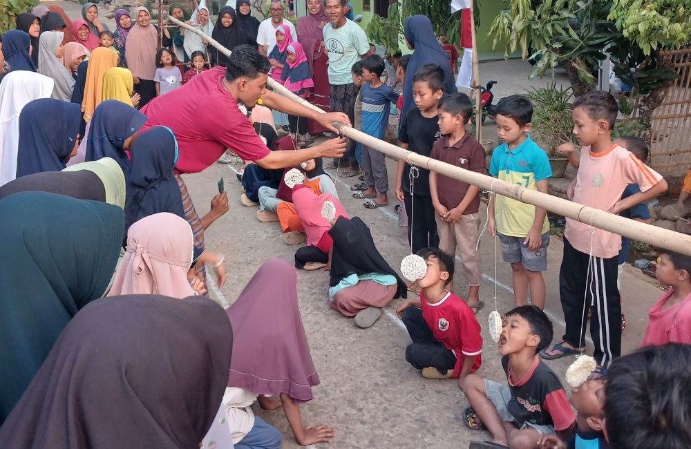 Keseruan lomba makan kerupuk bukan hanya membuat peserta tertawa, tapi juga penonton yang menyaksikan.