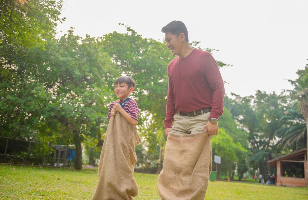 Balap karung punya daya tarik karena semua kalangan bisa ikut serta, dari anak-anak, remaja, hingga orang dewasa.