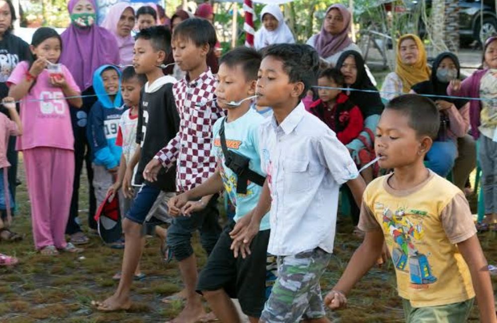 Keseruan balap kelereng ada pada momen menegangkan ketika peserta berusaha menjaga keseimbangan.