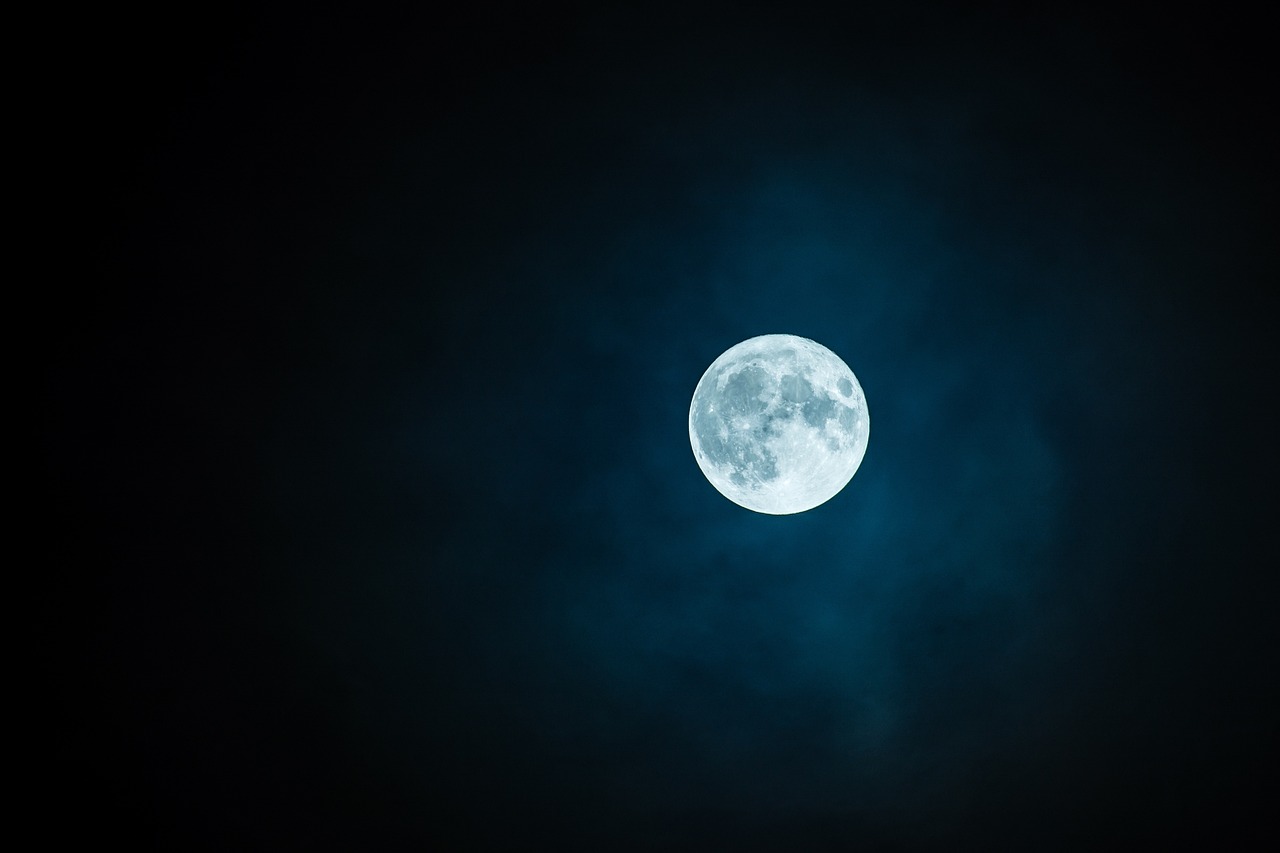 Suasana malam Rebo Wekasan yang diyakini sebagai waktu turunnya bala. (Gambar: Pixabay)