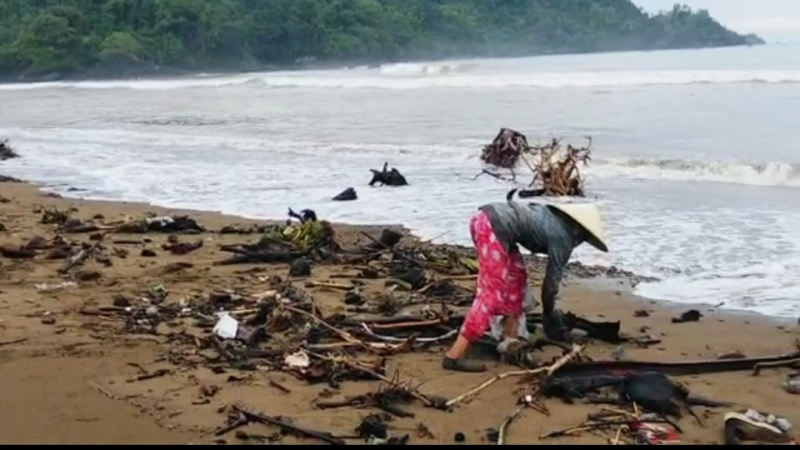 Kondisi Pantai Blado Trenggalek yang dipenuhi sampah