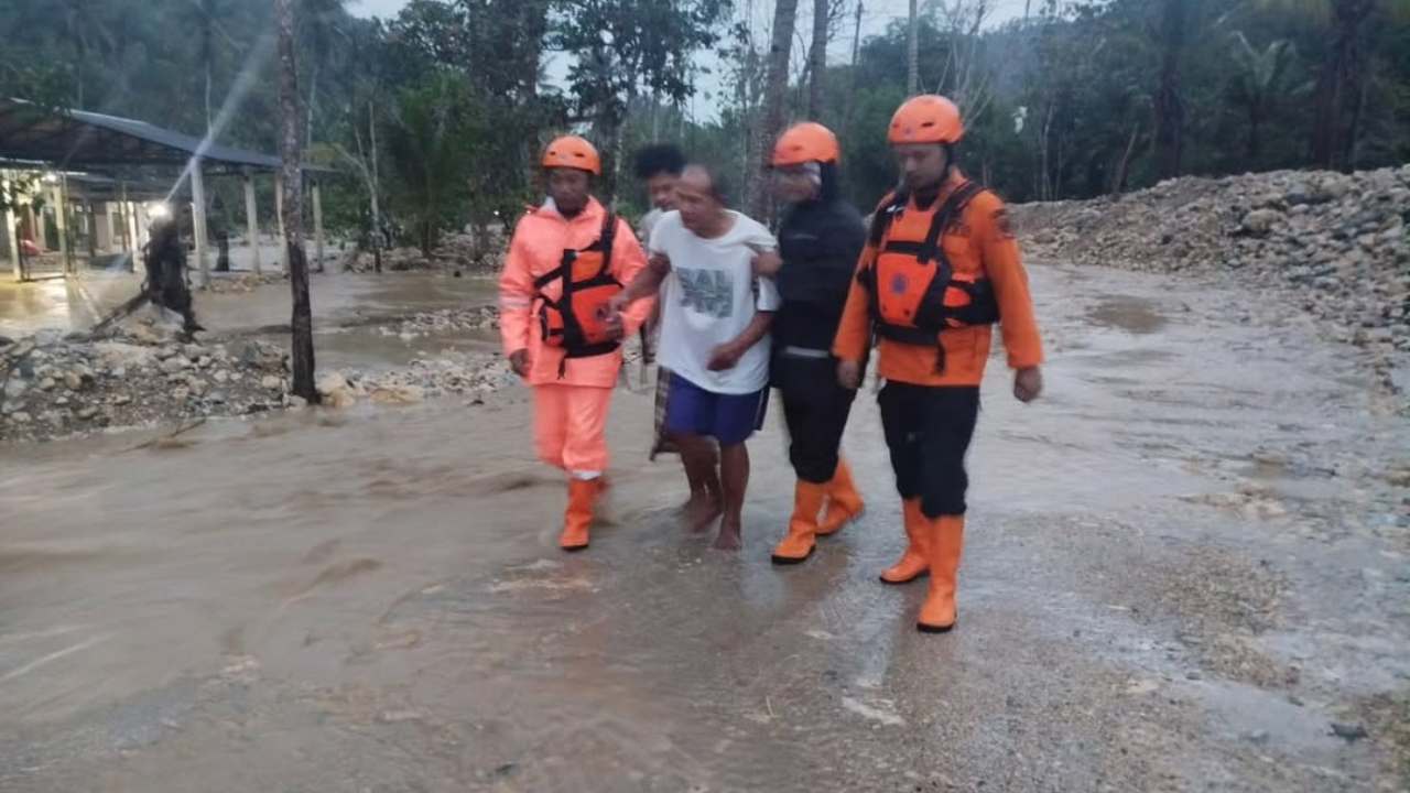 Evakuasi warga Ngares Trenggalek akibat tanggul jebol.