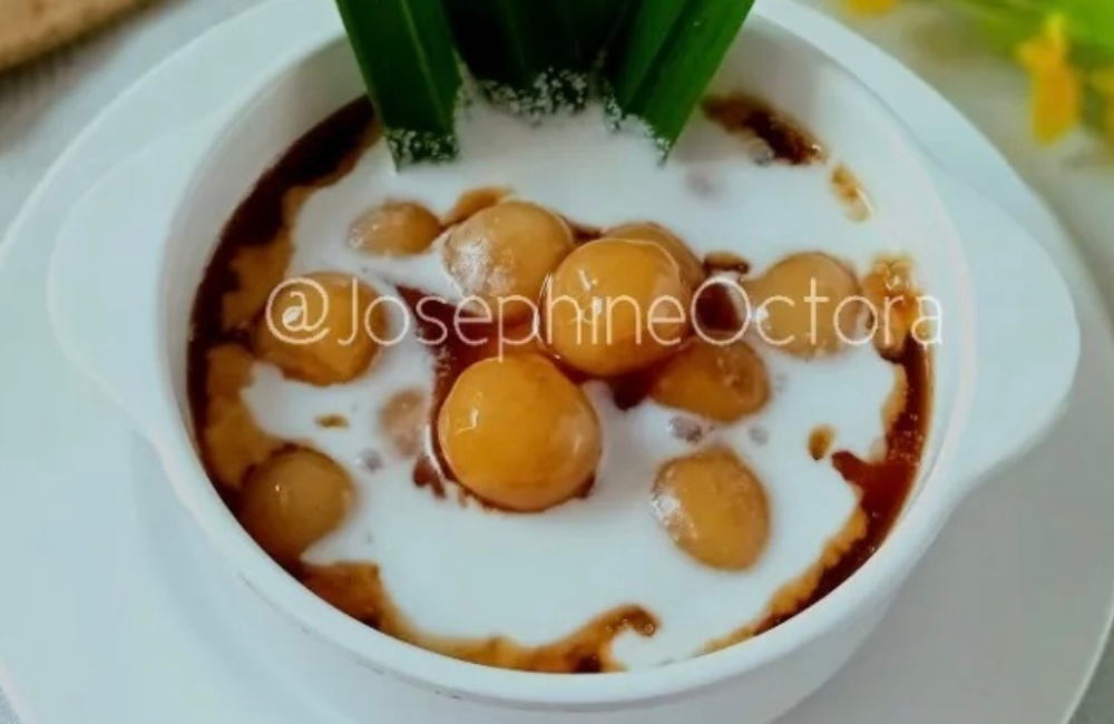 Bola ketan yang kenyal berpadu dengan kuah santan hangat menjadikannya sangat cocok dinikmati di sore hari.