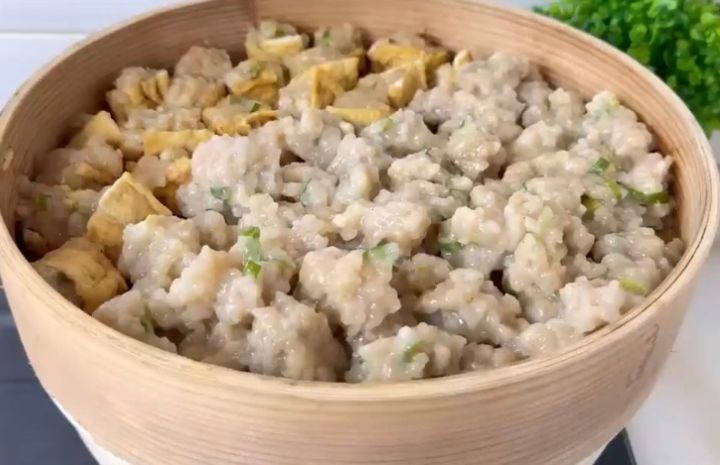 Cilok kriwil ayam hangat siap disantap, tampil dengan tekstur kenyal dan rasa gurih yang menggoda selera seluruh keluarga.