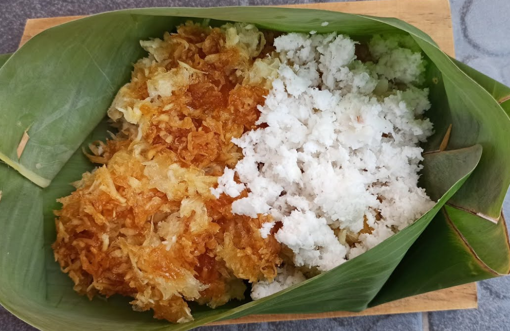 Gurihnya singkong berpadu dengan kelapa parut membuat rasa setiap gigitan tetap terasa unik.