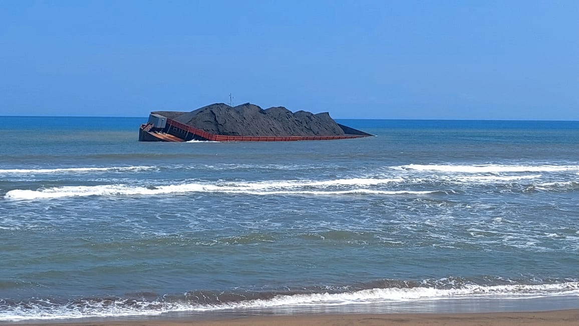 Kondisi kapal tongkang bermuatan batubara yang terdampar di Pantai Konang yang belum di evakuasi