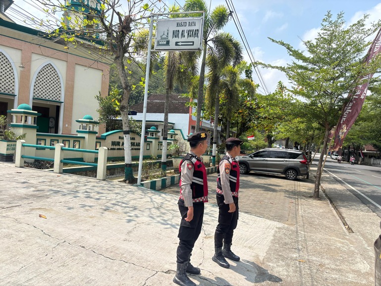Polisi ketika patroli jalan kaki di wilayah Trenggalek
