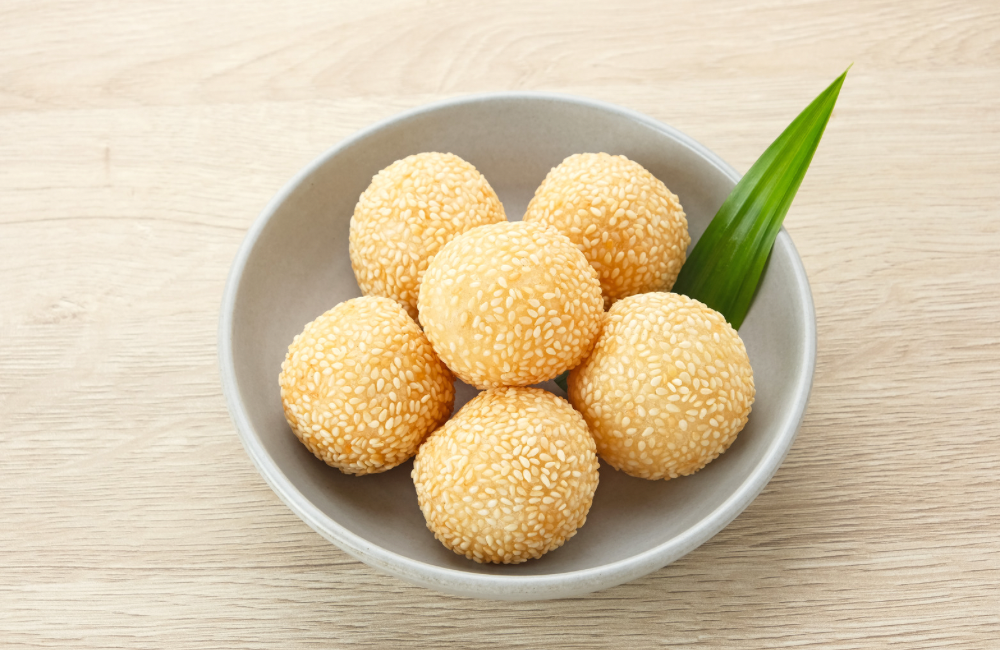 Onde-onde yang renyah di luar dan lembut manis di dalam selalu jadi favorit jajanan pasar.
