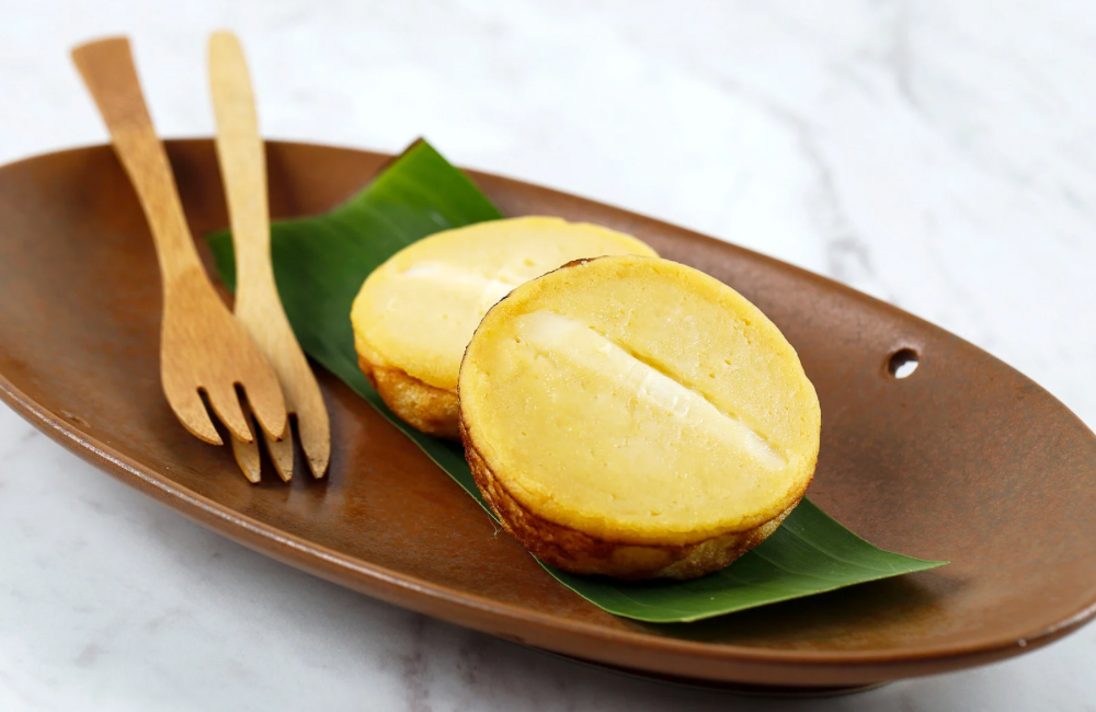 Kue lumpur kentang ini nikmat disajikan hangat. Lembut, manis, dan gurihnya dijamin bikin ketagihan.