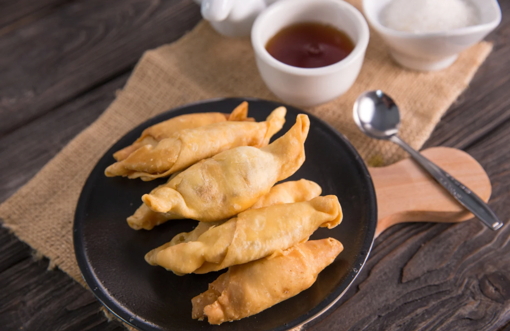 Pisang molen yang hangat dengan kulit renyah dan isi manis legit cocok untuk camilan kapan saja.