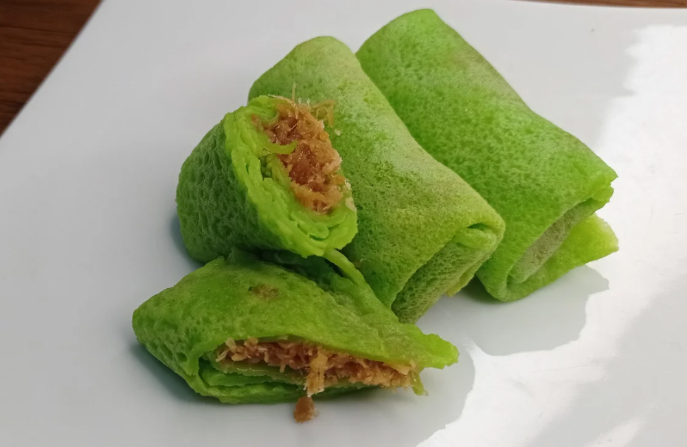 Dadar gulung isi kelapa gula merah ini cocok untuk camilan sore, manis gurihnya selalu bikin ketagihan.