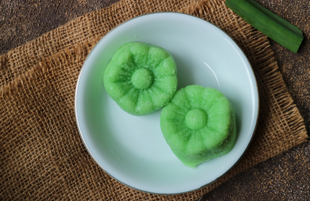 Kue apem kukus yang empuk, manis, dan harum ini nikmat disajikan hangat bersama teh atau kopi