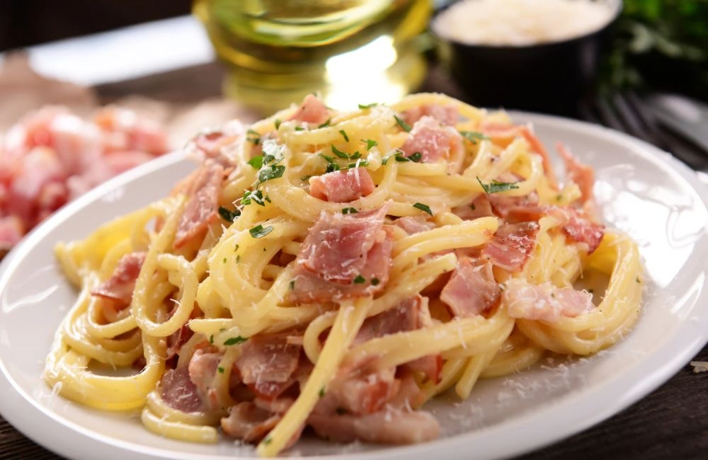 Spaghetti Carbonara creamy tanpa krim, rasanya gurih mewah cuma dengan 5 bahan sederhana!