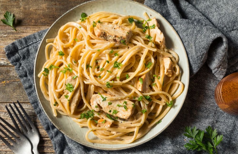 Fettuccine Alfredo creamy gurih, lumer di mulut, bikin nagih sejak suapan pertama!