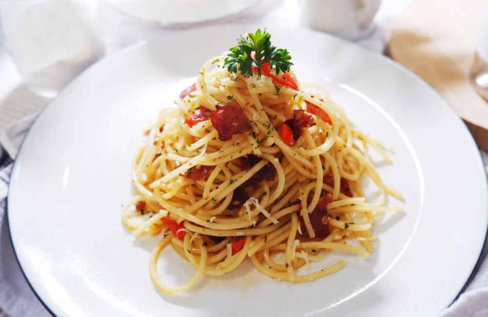 Spaghetti Aglio Olio sederhana, cuma 10 menit jadi, rasanya mewah ala restoran Italia!