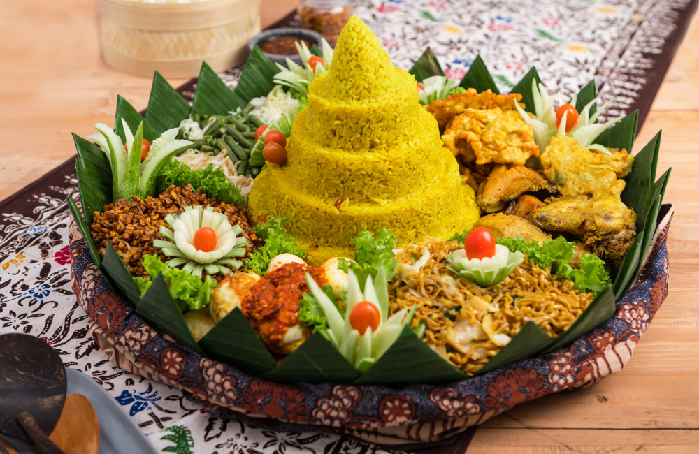 Nasi tumpeng bukan hanya makanan, tetapi juga sarat makna budaya. Kehadirannya membuat suasana syukuran semakin meriah dan penuh kebersamaan.
