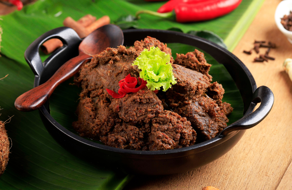 Rendang, cita rasa Minang mendunia! Daging empuk berbumbu rempah kaya, lezatnya bikin nagih selalu.