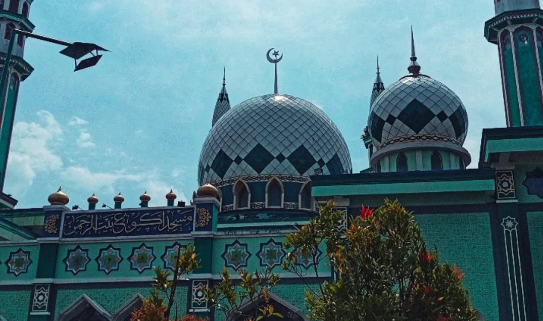 Tampak depan Masjid Agung Trenggalek (Foto: Instagram/@hunting_motoo)