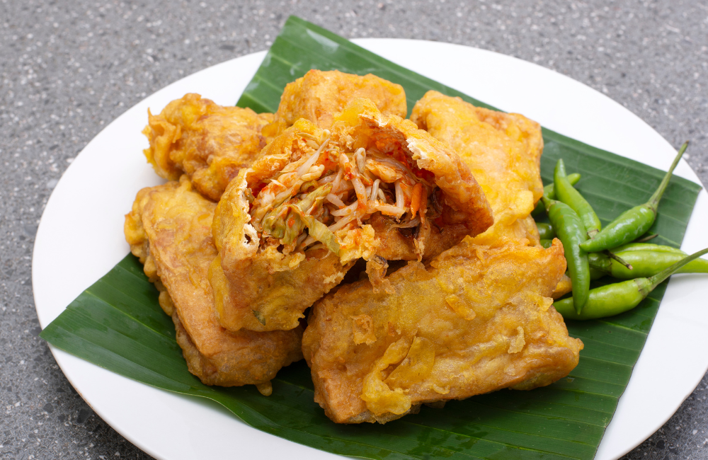 Renyah di luar, pedas gurih di dalam! Tahu brontak isi pedas bikin nagih banget.