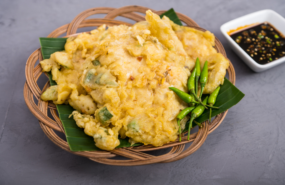 Lembut, gurih, dan harum bawang! Tempe mendoan khas Banyumas bikin ngemil jadi makin istimewa.