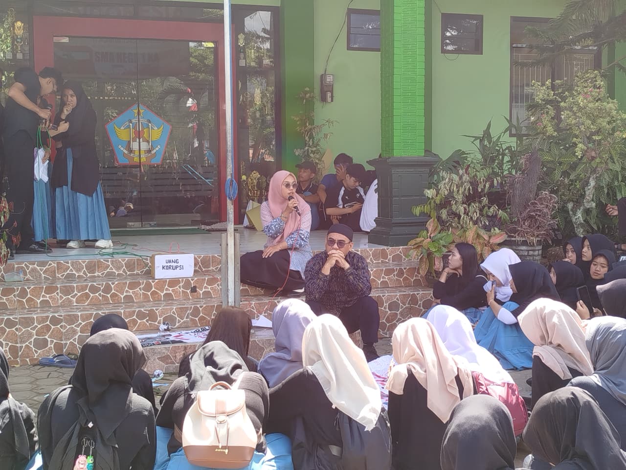 Kepala SMAN 1 Kampak Bahtiar Kolisi dan guru menemui para siswa