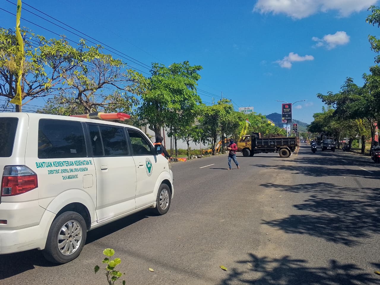 Aktivitas Truk Sungai Ngasinan Ganggu Arus Lalu Lintas