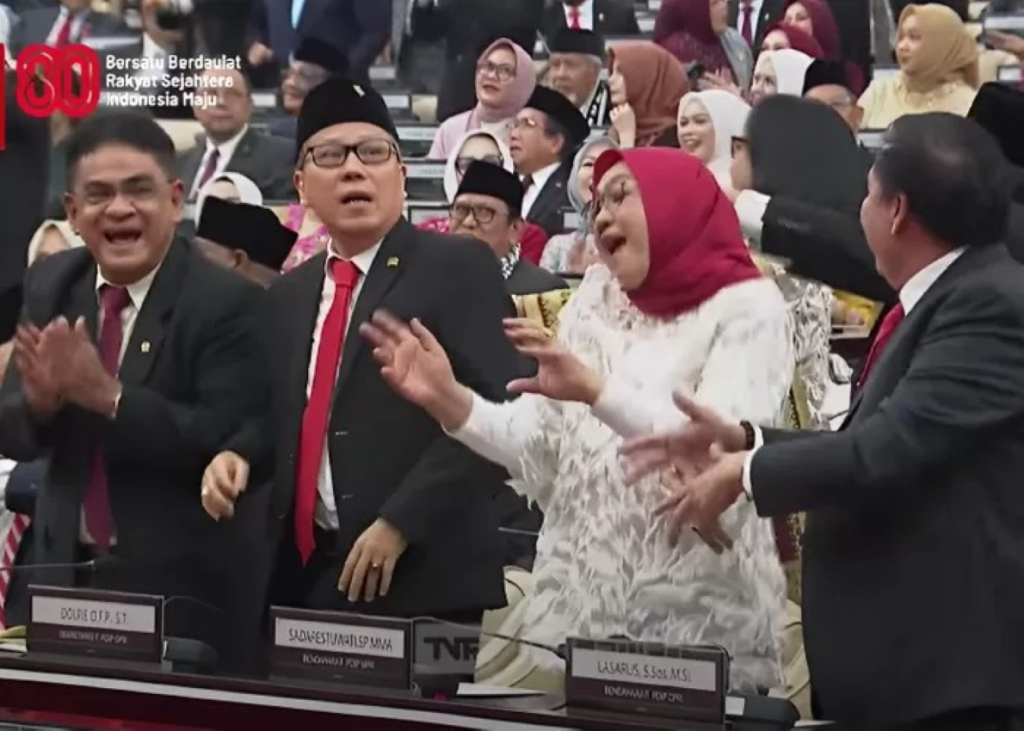 Anggota DPR RI tampak berjoget sesaat setelah &ldquo;Sidang Tahunan MPR-DPR RI&rdquo; pada 18 Agustus 2025.