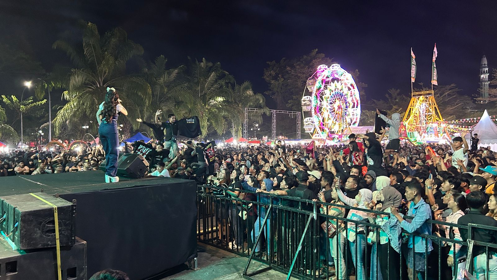 Konser penyanyi dangdut Shinta Gisul dalam rangka memperingati Hari Jadi ke-831 Kabupaten Trenggalek .