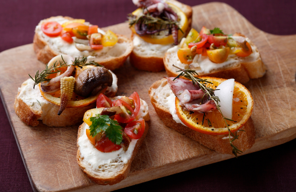 Crostini adalah camilan yang membuktikan bahwa makanan tidak perlu rumit untuk terasa lezat.