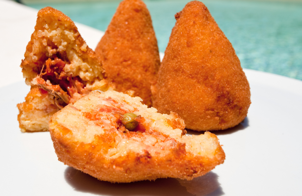 Arancini renyah di luar, lembut di dalam, dan gurih berpadu dengan saus marinara pasti bikin semua orang ketagihan